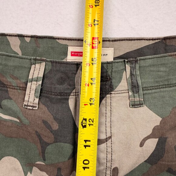 Wrangler Men Relaxed Low Stretch Green Brown Camo Cargo Shorts 48 Inseam 10" NWT - Picture 9 of 11